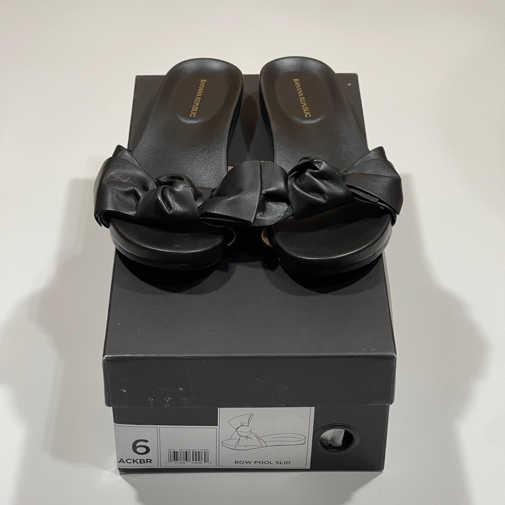 Banana Republic black leather bow open sandals